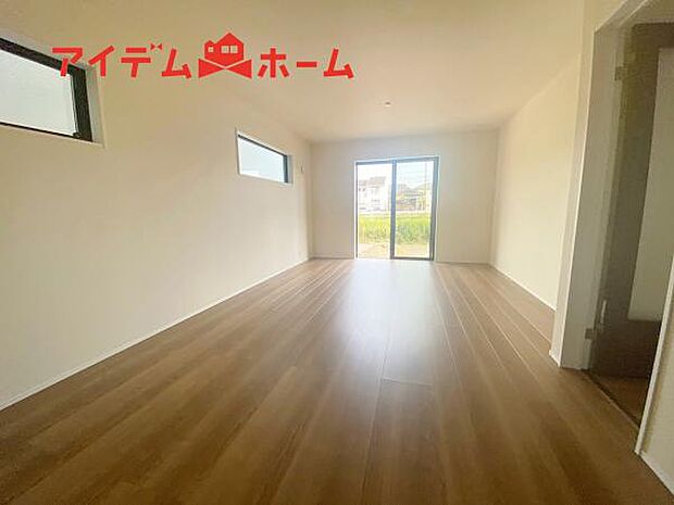 リビング 南向きのため明るい陽射しが射し込みます♪