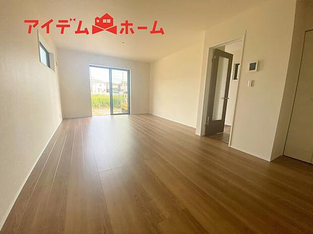 リビング 南向きのため明るい陽射しが射し込みます♪