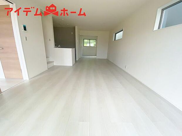 リビング 南向きのため明るい陽射しが射し込みます♪