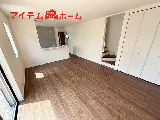 リビング 南向きのため明るい陽射しが射し込みます♪
