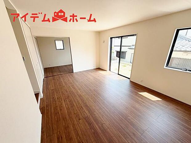 リビング 南向きのため明るい陽射しが射し込みます♪