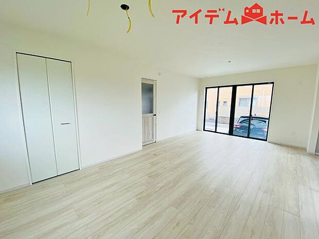 リビング 南向きのため明るい陽射しが射し込みます♪