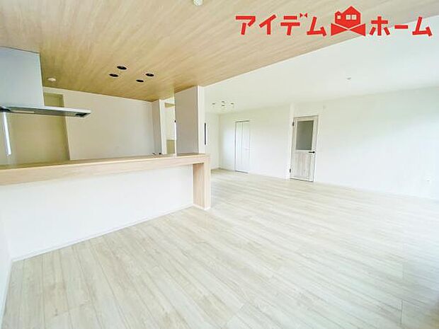 リビング 南向きのため明るい陽射しが射し込みます♪