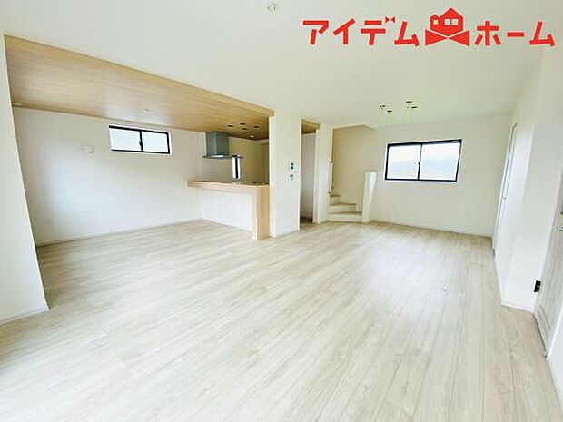リビング 南向きのため明るい陽射しが射し込みます♪