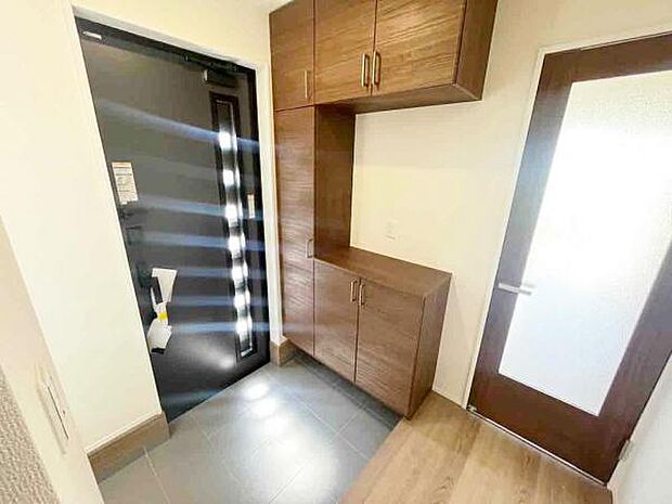 玄関収納 玄関横にシューズボックスがついているので、片付いた玄関がキープできます