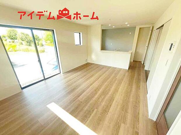 リビング 南向きのため明るい陽射しが射し込みます♪