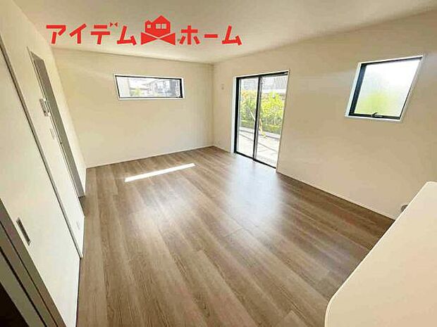 リビング 南向きのため明るい陽射しが射し込みます♪