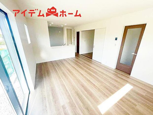リビング 南向きのため明るい陽射しが射し込みます♪