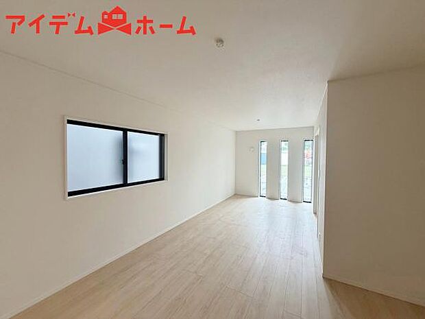 リビング 南向きのため明るい陽射しが射し込みます♪