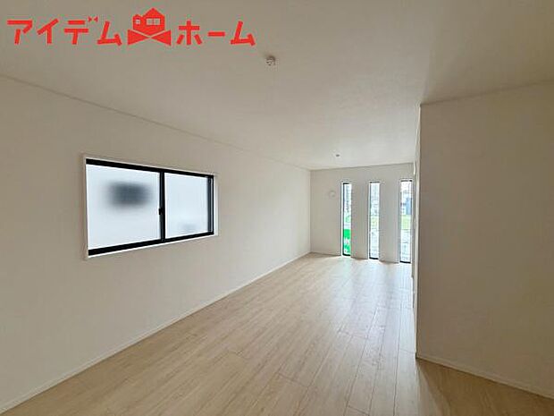 リビング 南向きのため明るい陽射しが射し込みます♪ 