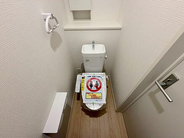 トイレ トイレには快適な温水洗浄便座付き  
