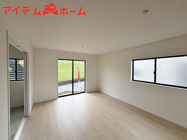 リビング 南向きのため明るい陽射しが射し込みます♪