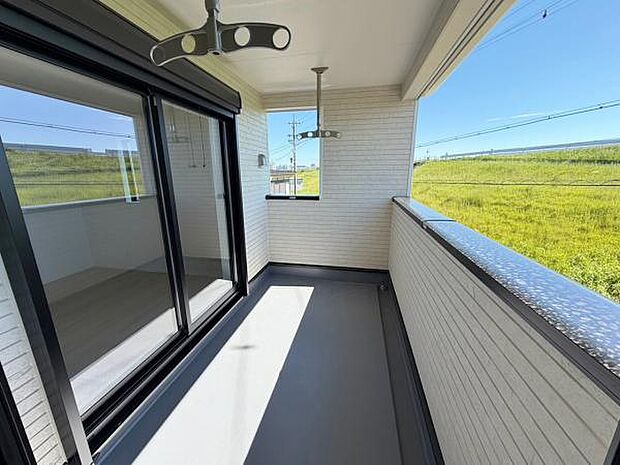 バルコニー 広々としたバルコニーには洗濯物もたくさん干せます!