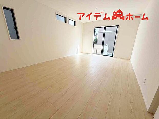 リビング 南向きのため明るい陽射しが射し込みます♪ 