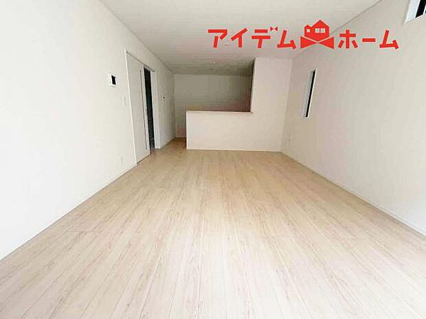 リビング 南向きのため明るい陽射しが射し込みます♪ 