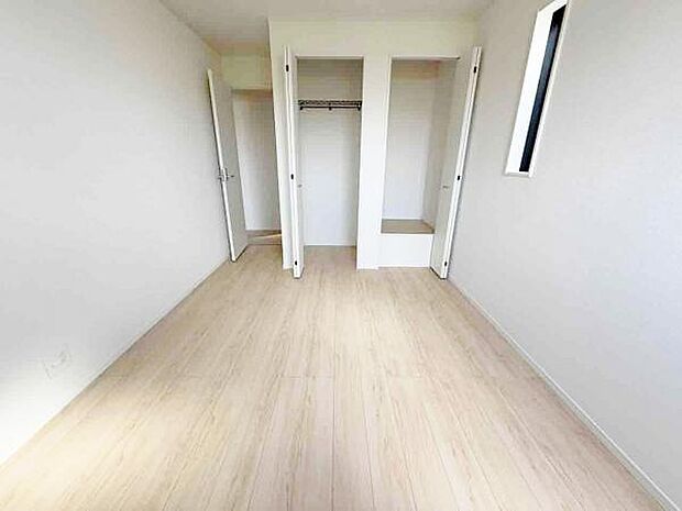 洋室 明るい洋室ではのんびりとお過ごしできます☆ 