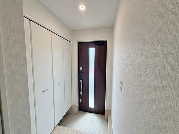 玄関収納 可動棚付きでスニーカーからロングブーツなど、靴の大きさに合わせた収納が可能です。