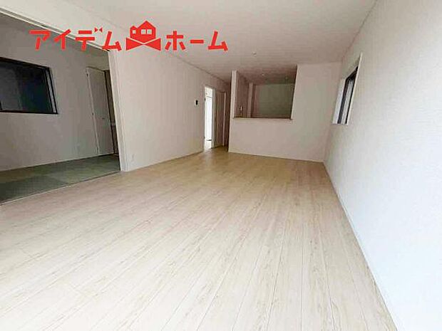 リビング 南向きのため明るい陽射しが射し込みます♪