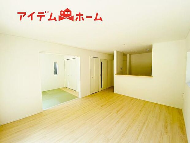 リビング 南向きのため明るい陽射しが射し込みます♪