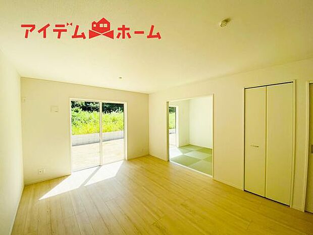 リビング 南向きのため明るい陽射しが射し込みます♪