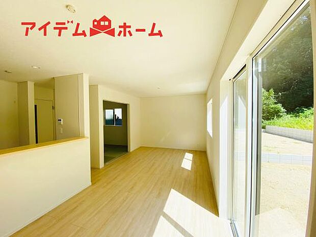 リビング 南向きのため明るい陽射しが射し込みます♪
