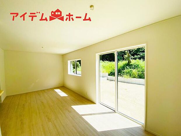 リビング 南向きのため明るい陽射しが射し込みます♪
