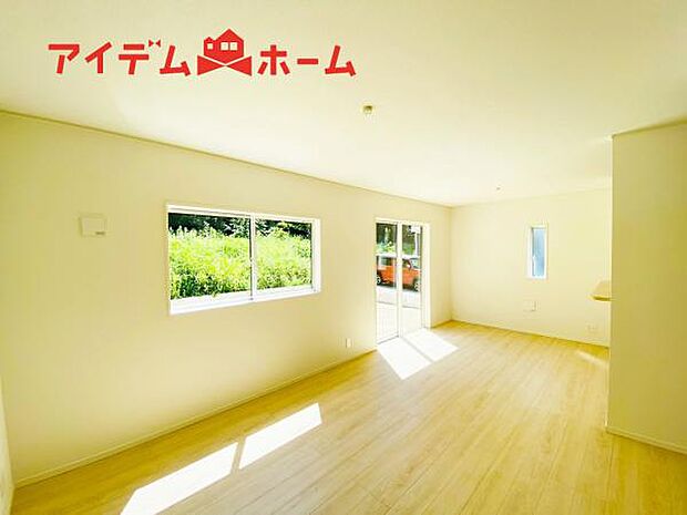 リビング 南向きのため明るい陽射しが射し込みます♪