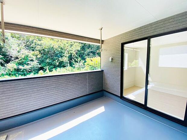 バルコニー 広々としたバルコニーには洗濯物もたくさん干せます!