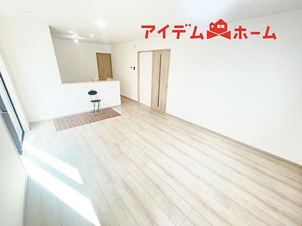 リビング 南向きのため明るい陽射しが射し込みます♪