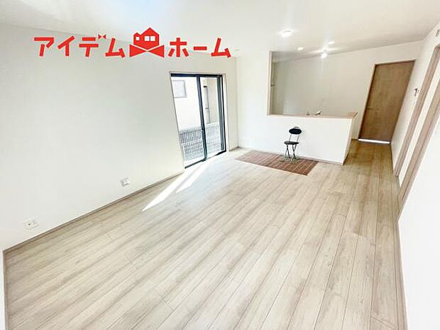 リビング 南向きのため明るい陽射しが射し込みます♪