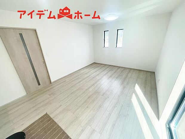 リビング 南向きのため明るい陽射しが射し込みます♪