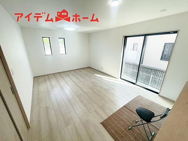 リビング 南向きのため明るい陽射しが射し込みます♪