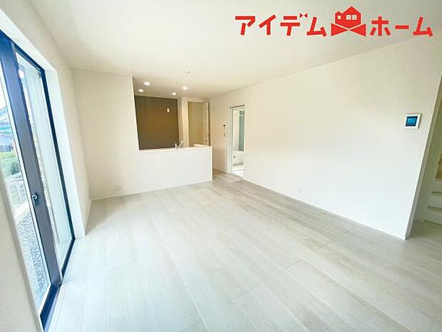 リビング 南向きのため明るい陽射しが射し込みます♪