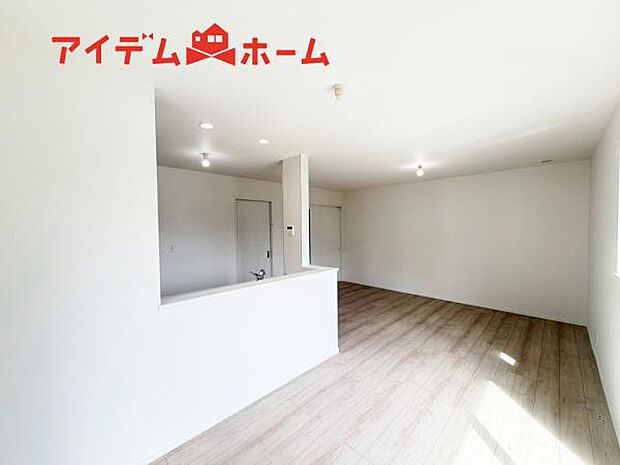 リビング 南向きのため明るい陽射しが射し込みます♪