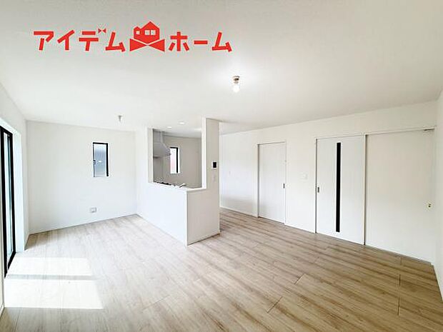 リビング 南向きのため明るい陽射しが射し込みます♪