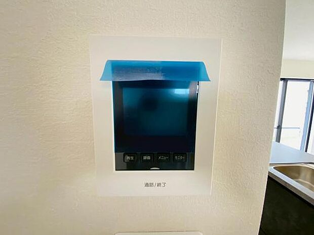 外出中も来訪者をカラー画面でしっかり録画します！ボタンひとつで通話が可能です♪ 在宅時にも鮮明なモニターでしっかり相手を確認できます♪