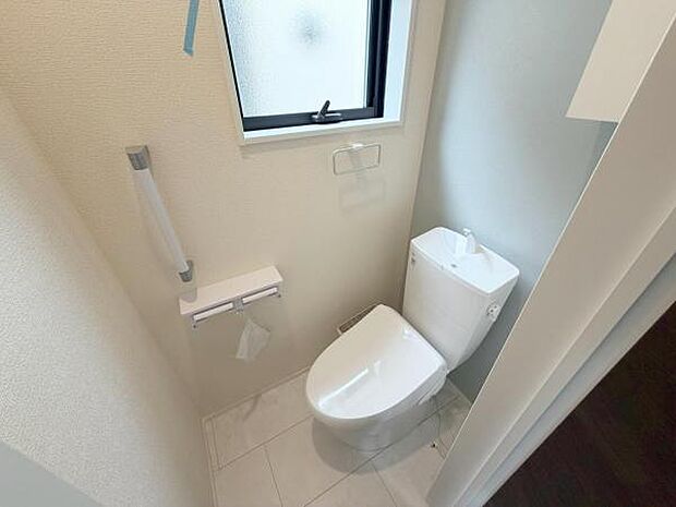 トイレには快適な温水洗浄便座付き