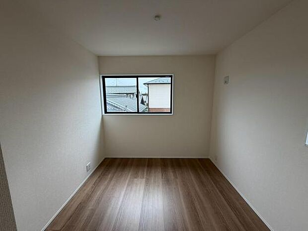 南に面した洋室は採光・通風良好です