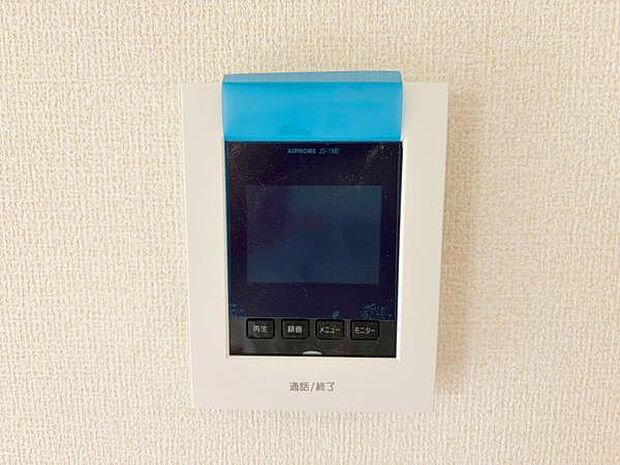 奥様やお子さんのみの在宅も安心。ボタンひとつで通話が可能です。 突然の来訪も時間帯に関係なく鮮明な画像で確認することが出来ます。