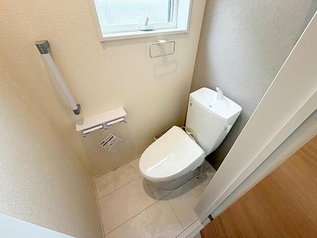トイレには快適な温水洗浄便座付き