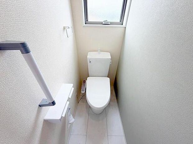 トイレには快適な温水洗浄便座付き