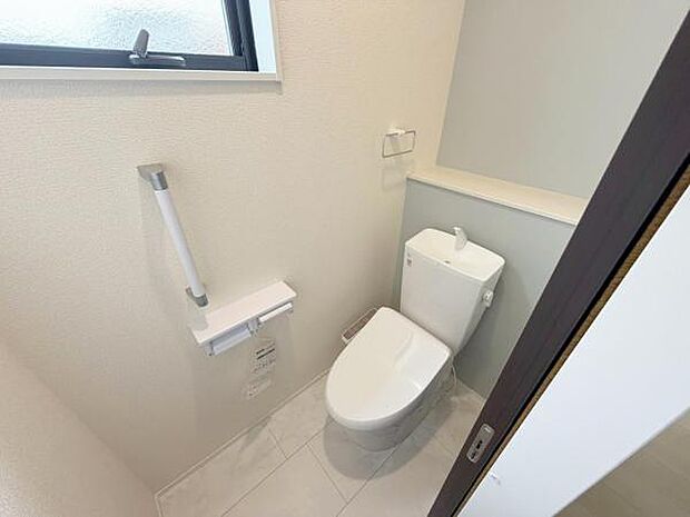 トイレには快適な温水洗浄便座付き