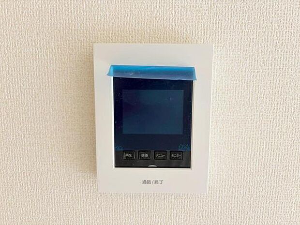 奥様やお子さんのみの在宅も安心。ボタンひとつで通話が可能です。 突然の来訪も時間帯に関係なく鮮明な画像で確認することが出来ます。