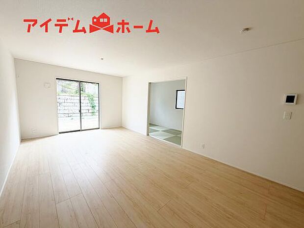 リビング 南向きのため明るい陽射しが射し込みます♪