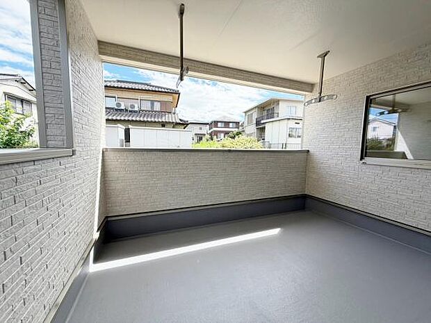 バルコニー 広々としたバルコニーには洗濯物もたくさん干せます！ 