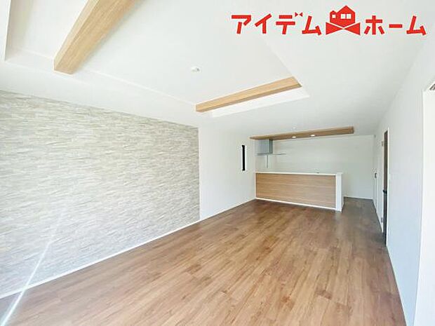 リビング 南向きのため明るい陽射しが射し込みます♪