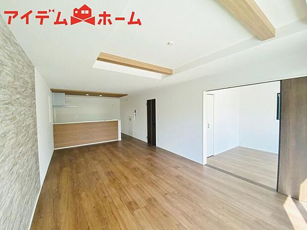 リビング 南向きのため明るい陽射しが射し込みます♪