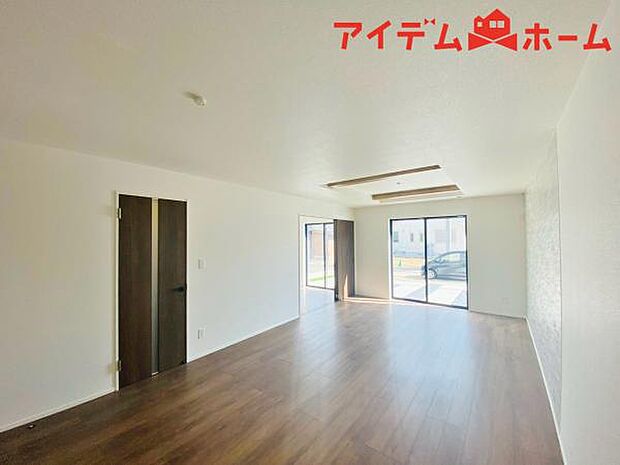 リビング 南向きのため明るい陽射しが射し込みます♪