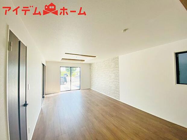 リビング 南向きのため明るい陽射しが射し込みます♪
