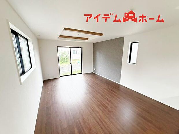 リビング 南向きのため明るい陽射しが射し込みます♪